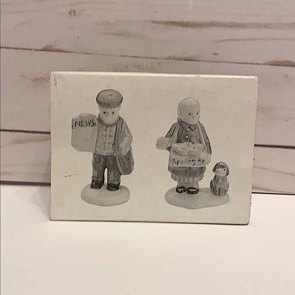 DEPARTMENT 56 - Girl Selling Apples and News Boy - Original Snow Village - Picture 5 of 6